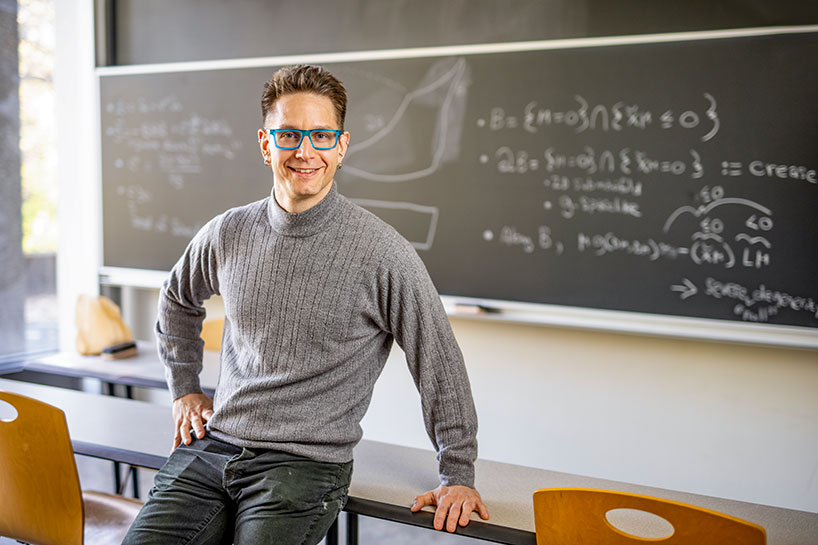Photo of a man sitting on a desk. Link to Life Stage Gift Planner Under Age 60 Situations.