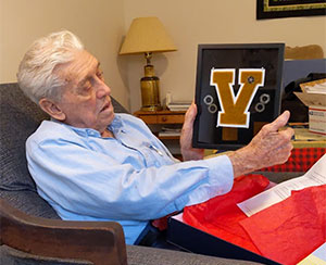 Robert “Bob” Lee Brown Sr., BE’50 and his wife Commander Robert “Bob” Lee Brown Sr., BE’50